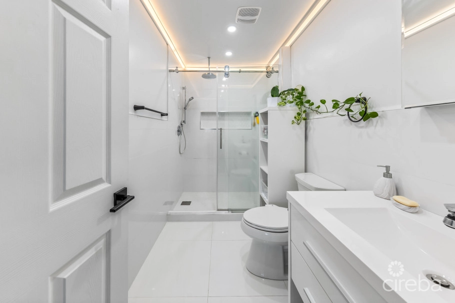 #6 Lakeshore Villas / 2 Bed Plus Den / 3 Bath