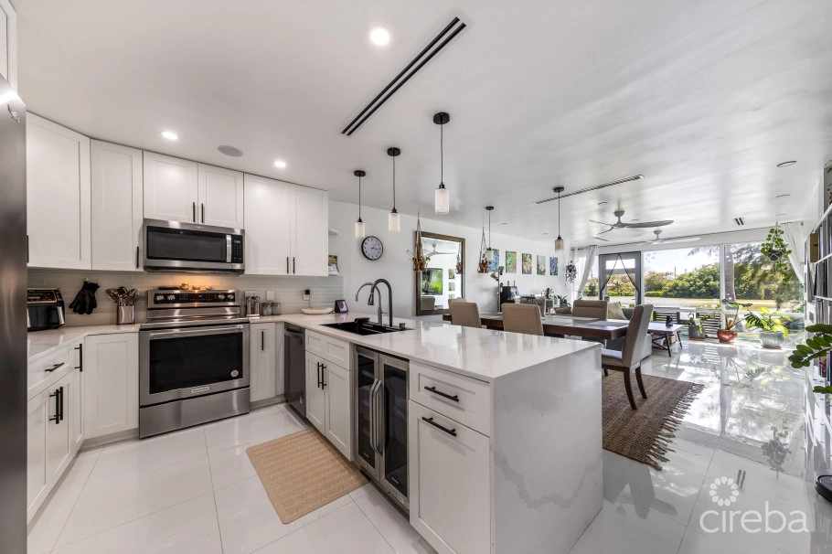 #6 Lakeshore Villas / 2 Bed Plus Den / 3 Bath