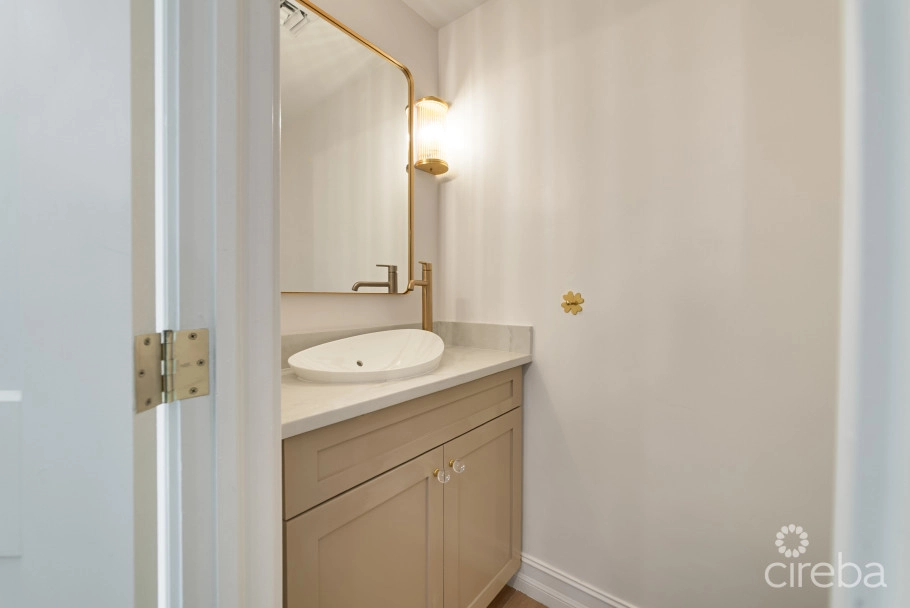 Beautifully Renovated Unit In Walkers South