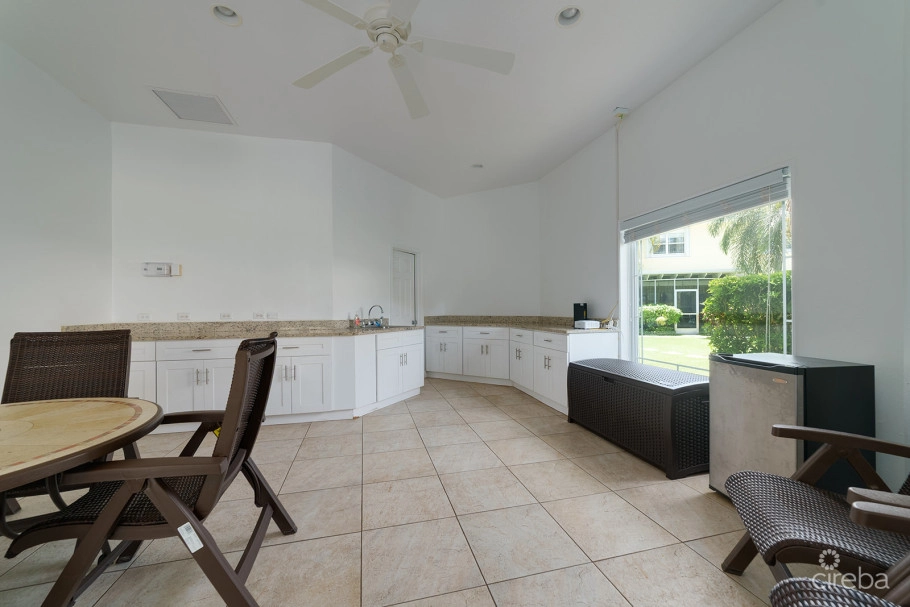 Spacious 3 Bed + Den Townhome At L'ambience