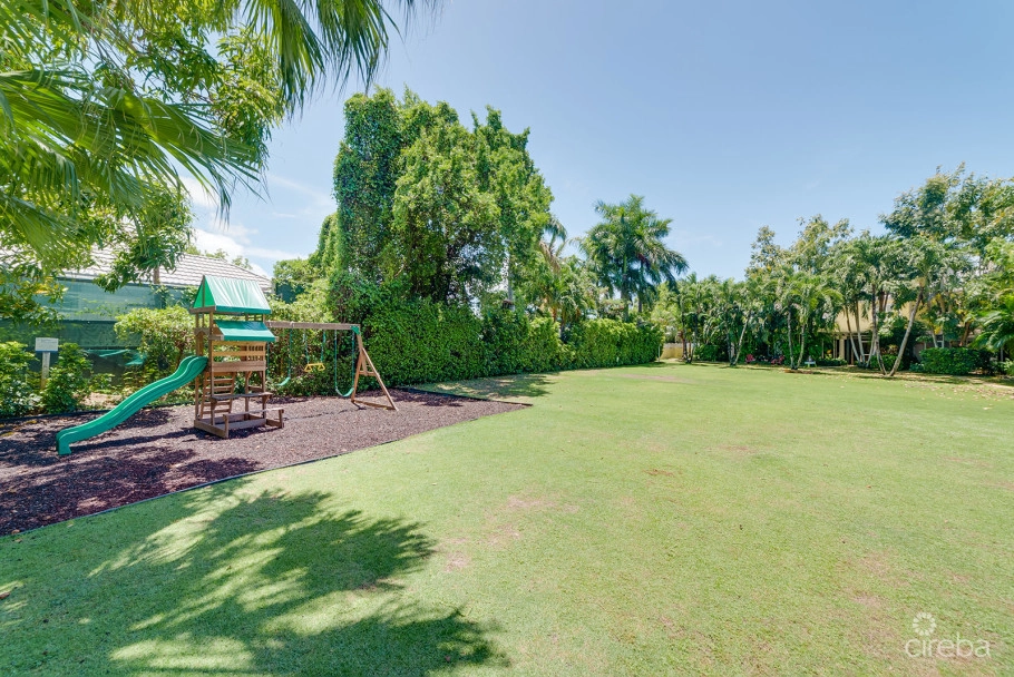 Spacious 3 Bed + Den Townhome At L'ambience