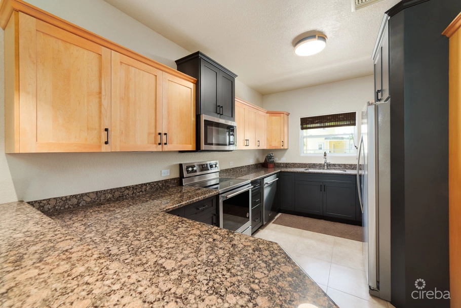 Spacious 3 Bed + Den Townhome At L'ambience
