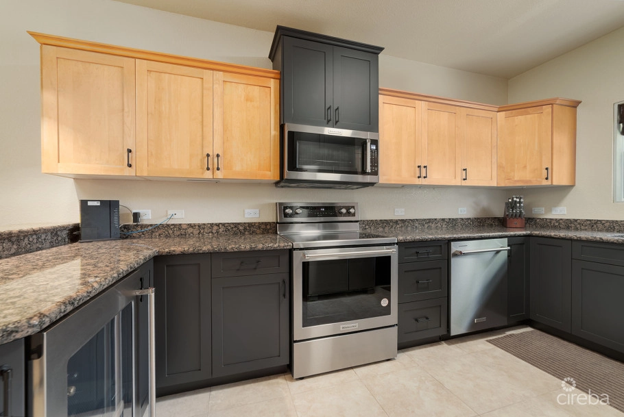 Spacious 3 Bed + Den Townhome At L'ambience
