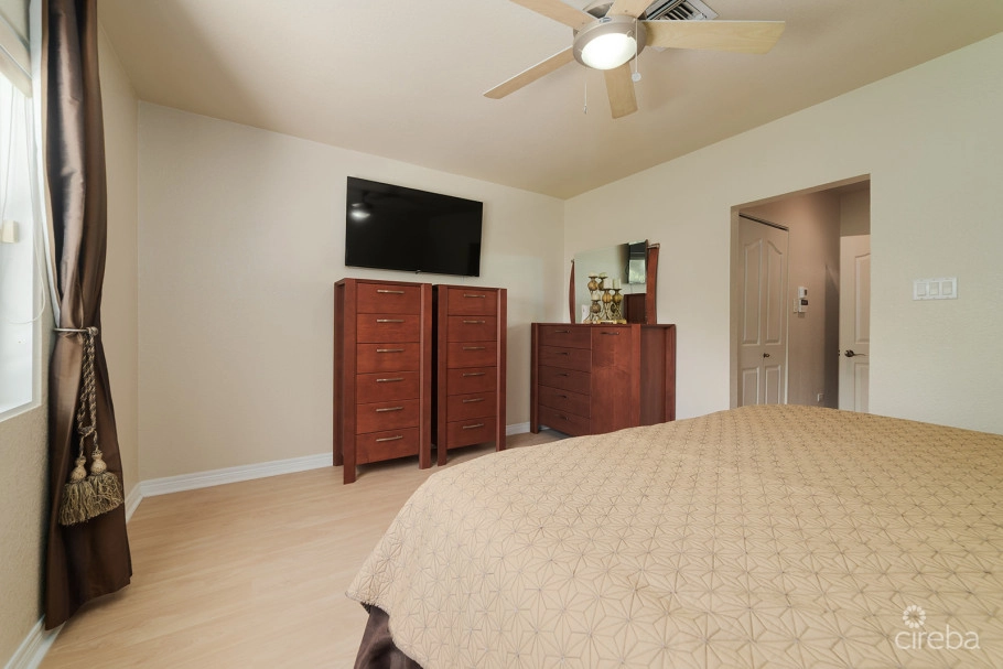 Spacious 3 Bed + Den Townhome At L'ambience