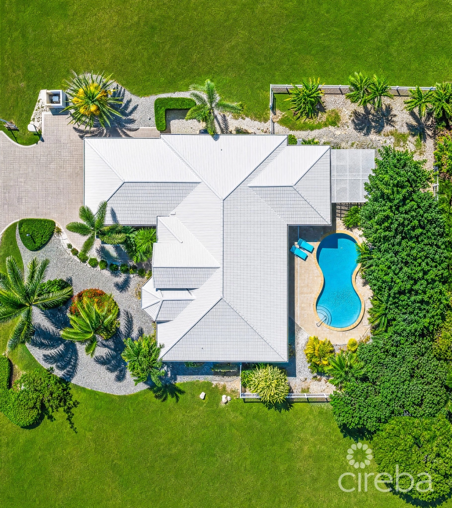 The Shores Family Home  With Swimming Pool