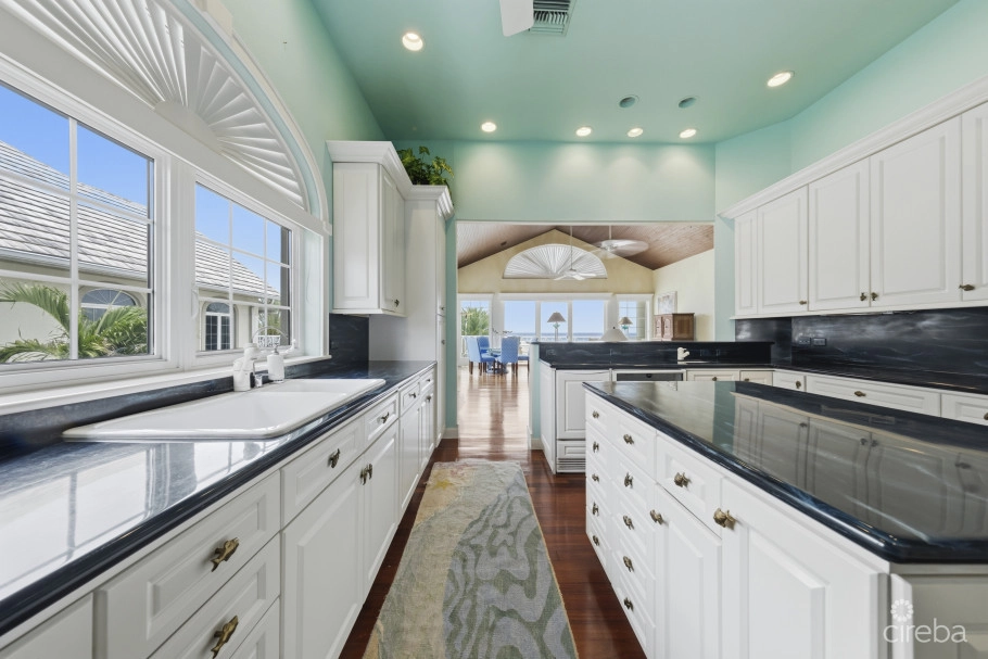 The Sovereign #12 Penthouse On Seven Mile Beach
