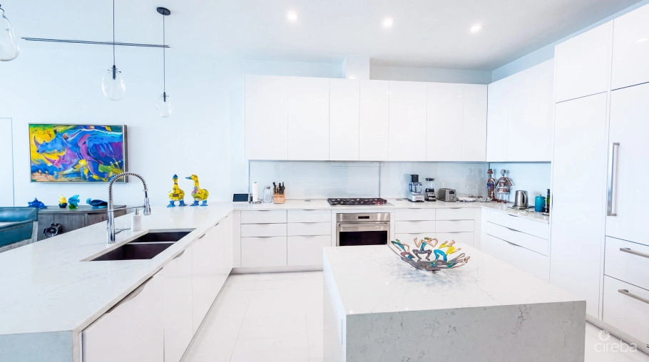 Fin 11 - Oceanfront Condo