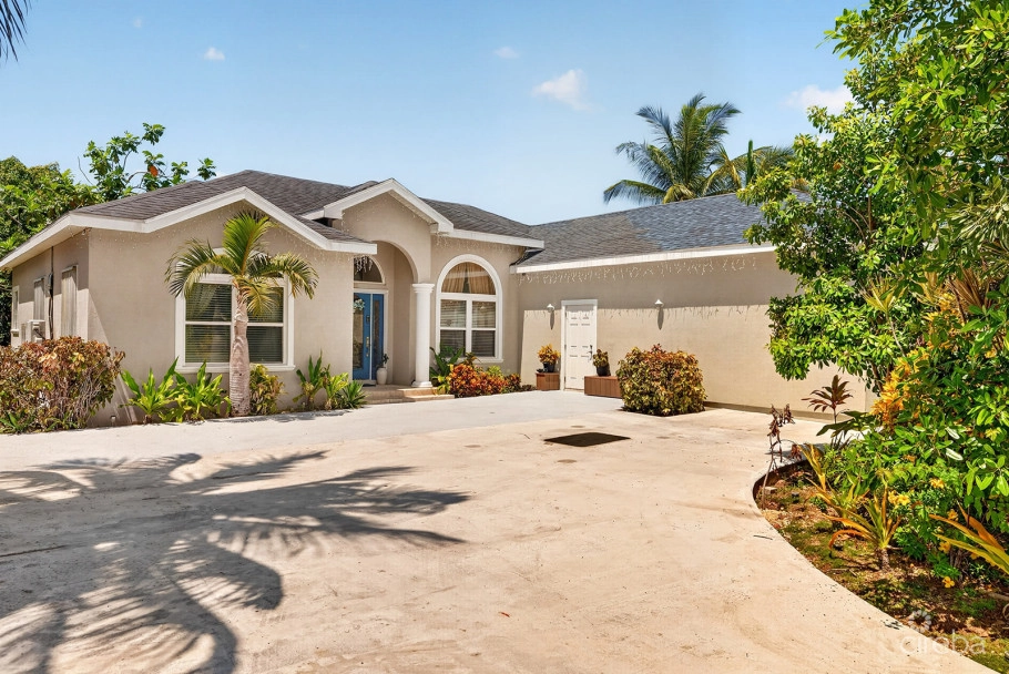Savannah Newlands Family Home With Pool, Outside Bar & Income-generating Guest Suite