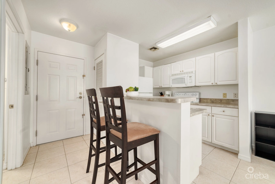 Lakeside 1 Bed / 1 Bath Near Camana Bay