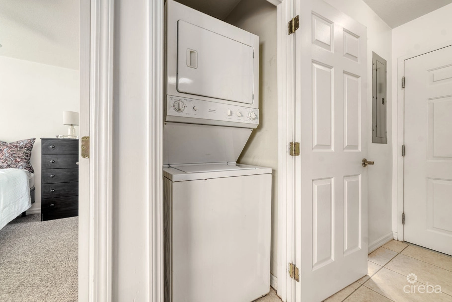 Lakeside 1 Bed / 1 Bath Near Camana Bay
