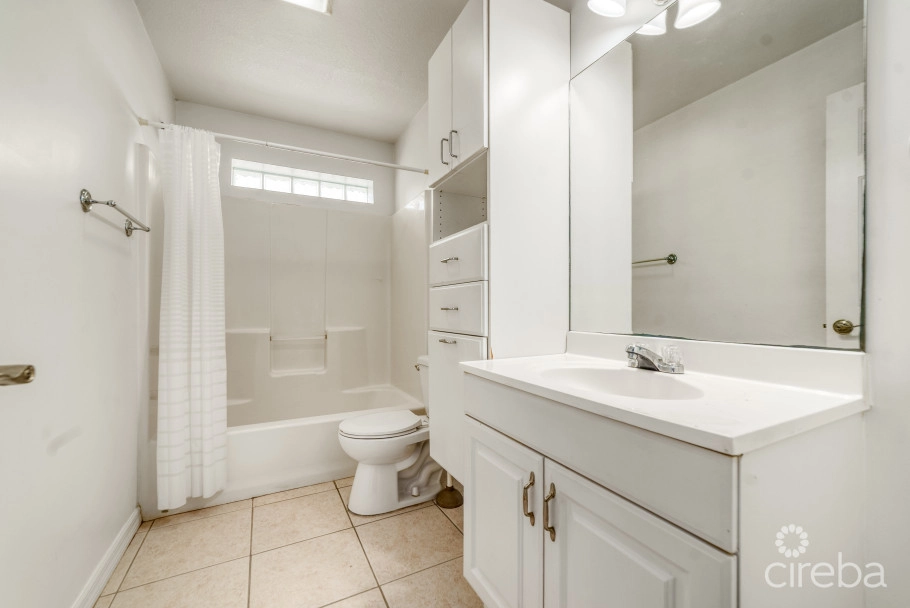 Lakeside 1 Bed / 1 Bath Near Camana Bay