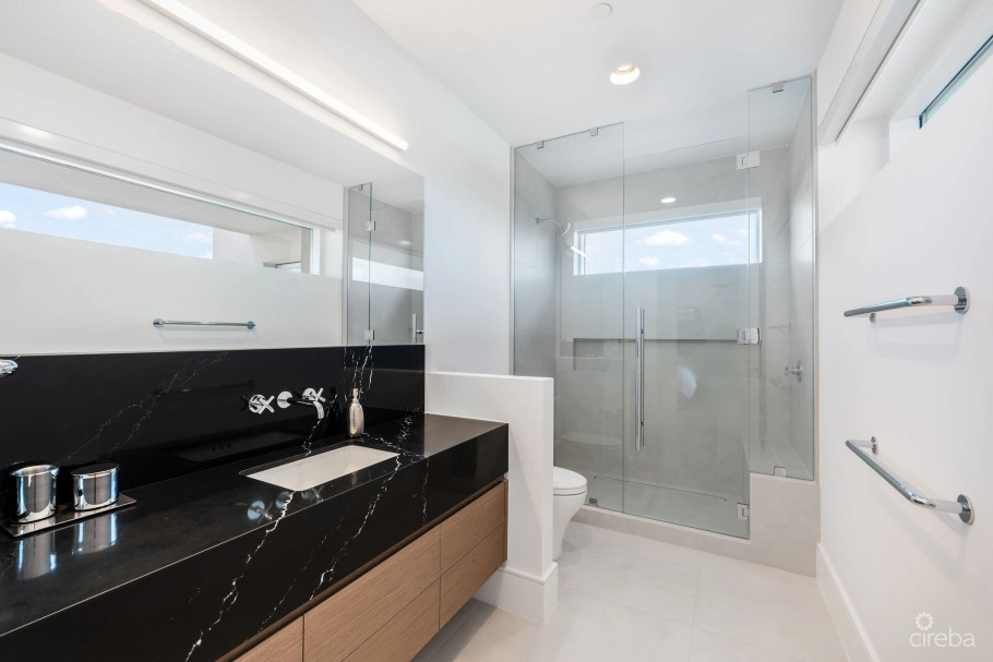 Aqua Residence 2 - Luxury Seven Mile Beach Condo