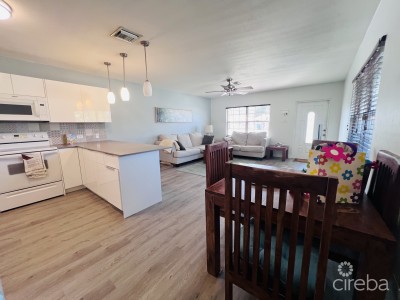 PALM SPRINGS SPACIOUS ONE BED - RARE FIND