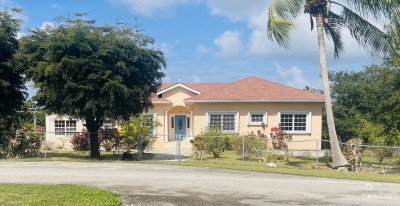 SAVANNAH 3 BED + DEN ON LARGE LOT AND LAKE VIEWS