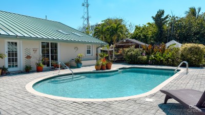SAVANNAH RANCH STYLE HOME ON 0.73 ACRE WITH INCOME-PRODUCING APARTMENT & POOL