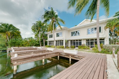 THE MOORINGS, STUNNING CANAL FRONT TOWNHOME, 3 BED 3.5 BATHROOM WITH GORGEOUS VIEWS OF THE CANAL