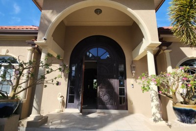 YACHT CLUB CANAL FRONT HOME