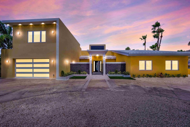 GOVERNOR'S HARBOUR MODERN CANAL FRONT HOME