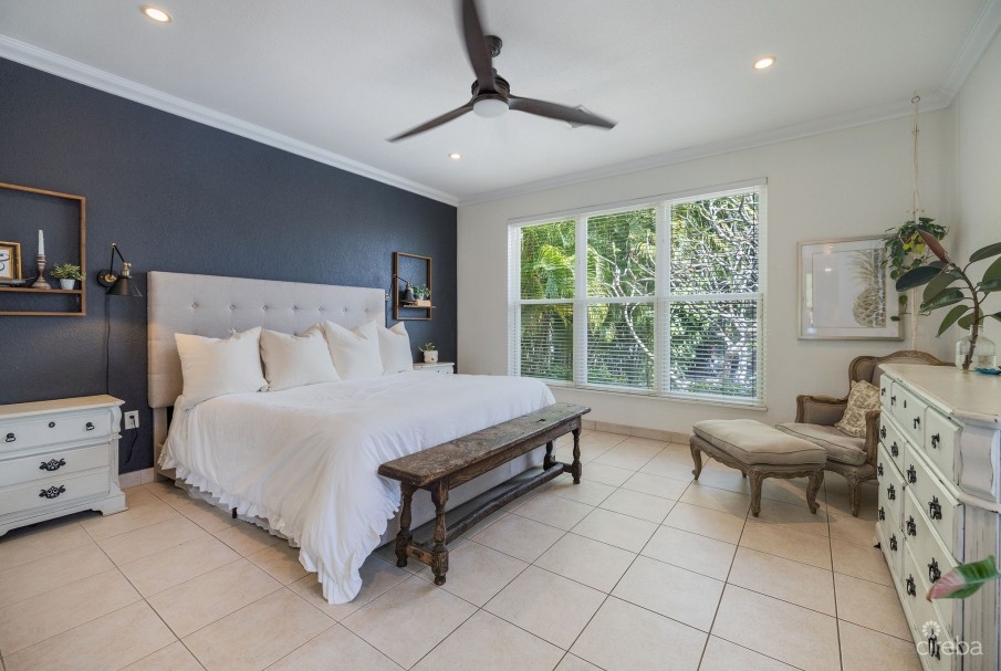 3 BEDROOM CANAL FRONT DUPLEX WITH POOL - 188 ABBEY WAY - UNIT 2 - Image 5