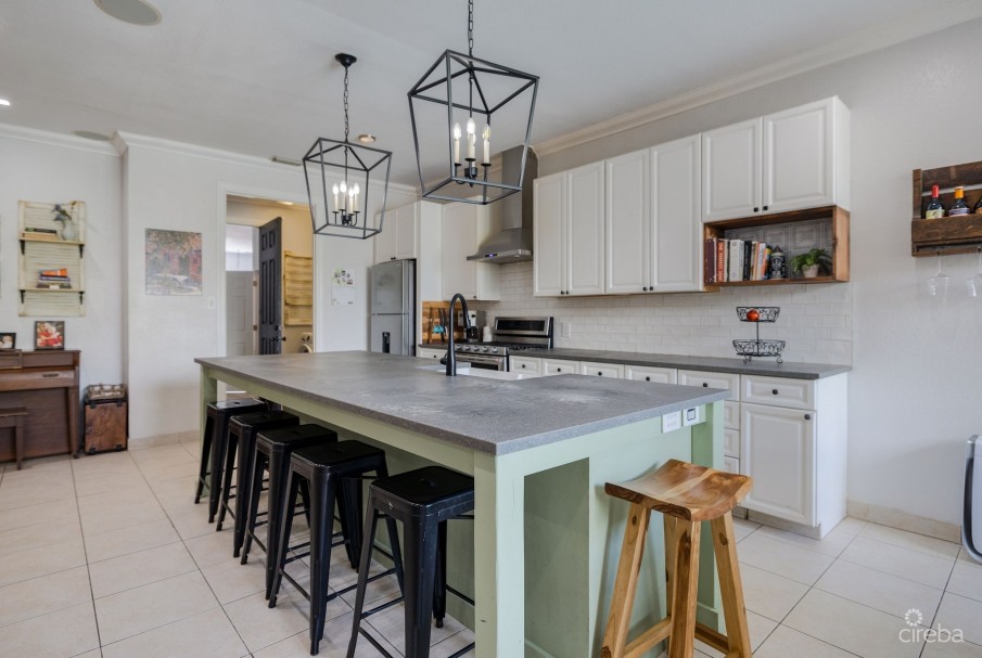 4,465 SF CANAL FRONT DUPLEX WITH POOL  -  188 ABBEY WAY - Image 6