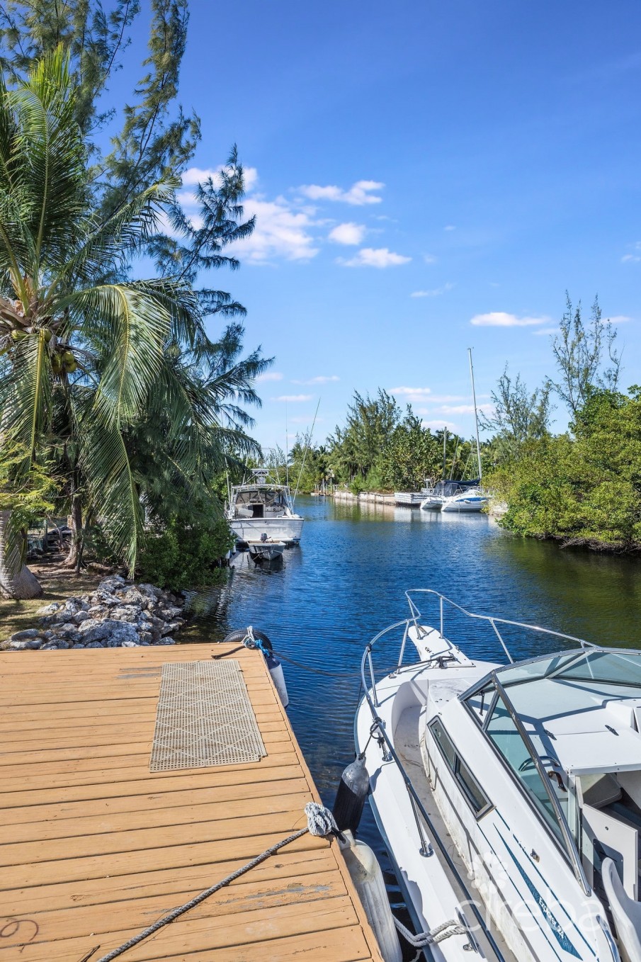 4,465 SF CANAL FRONT DUPLEX WITH POOL  -  188 ABBEY WAY - Image 4