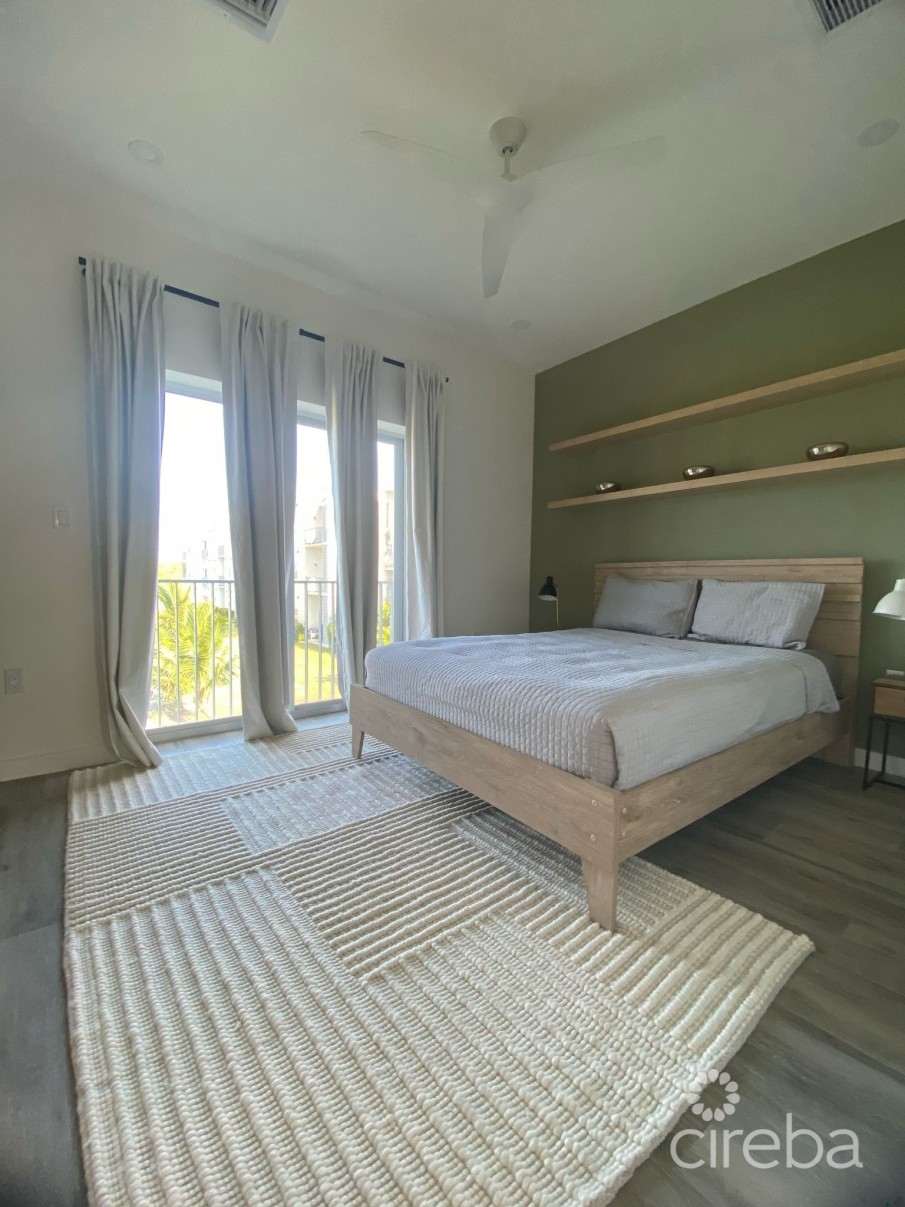 19 NORTH 1 BED RENOVATED WITH LAKE VIEW - Image 2