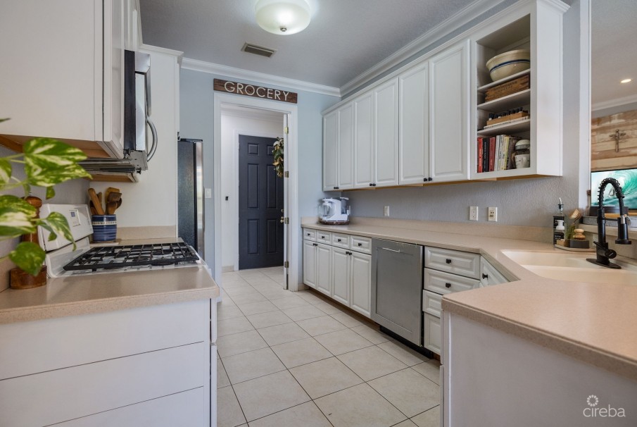 3 BEDROOM CANAL FRONT DUPLEX WITH POOL - 188 ABBEY WAY - UNIT 2 - Image 10