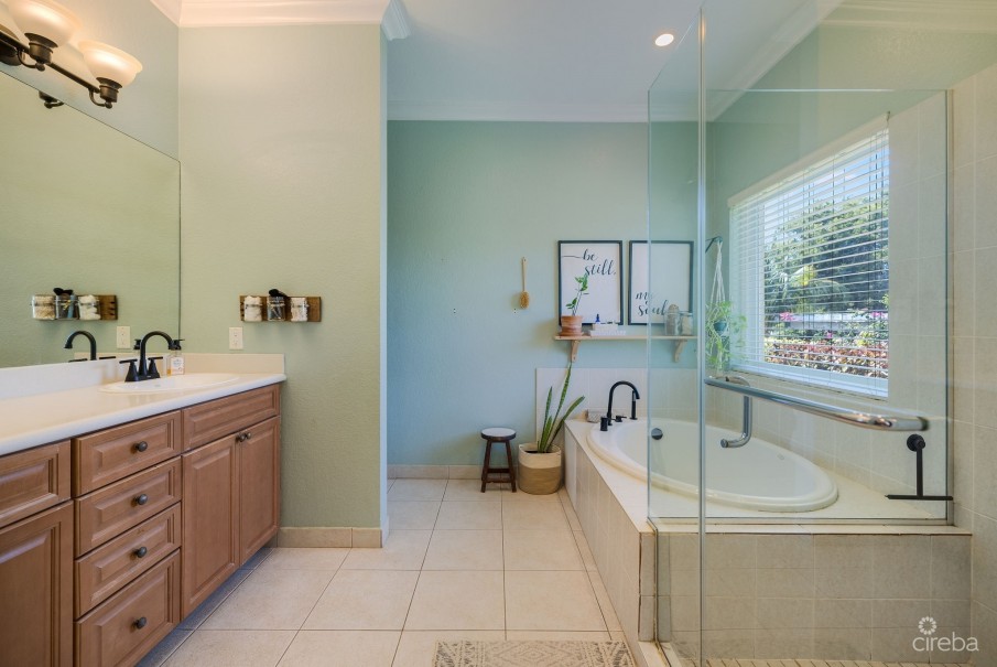 3 BEDROOM CANAL FRONT DUPLEX WITH POOL - 188 ABBEY WAY - UNIT 2 - Image 8
