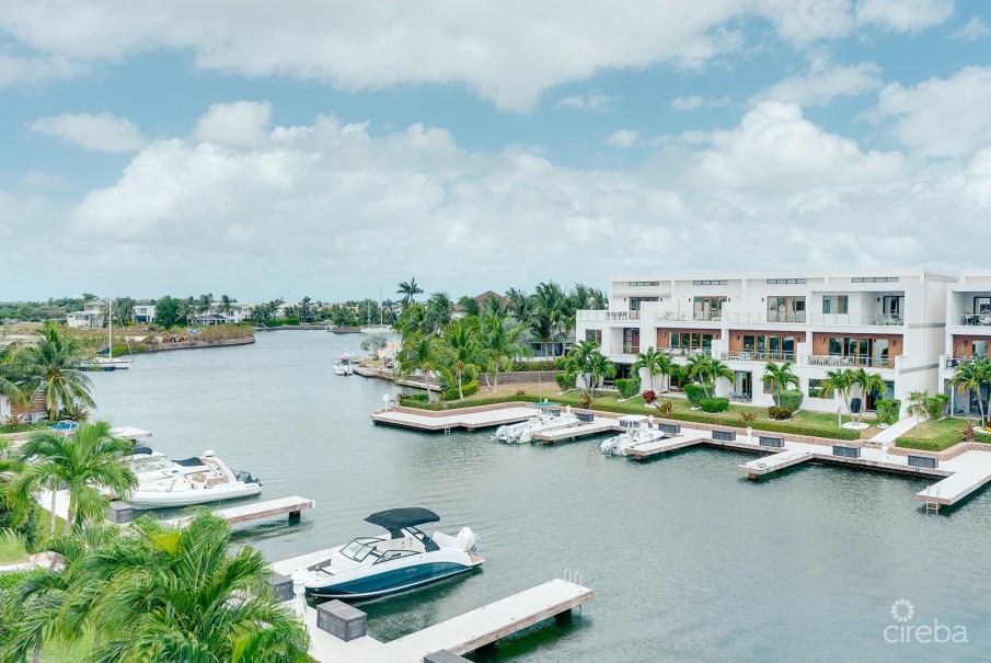 CANAL VIEW BEAUTIFUL ARVIA 3 BED WITH BOAT DOCK - Image 13