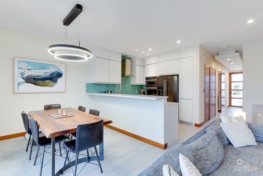CANAL VIEW BEAUTIFUL ARVIA 3 BED WITH BOAT DOCK - Image 3