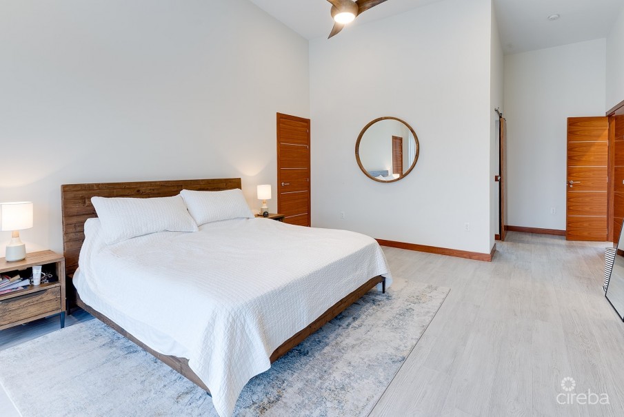 CANAL VIEW BEAUTIFUL ARVIA 3 BED WITH BOAT DOCK - Image 10