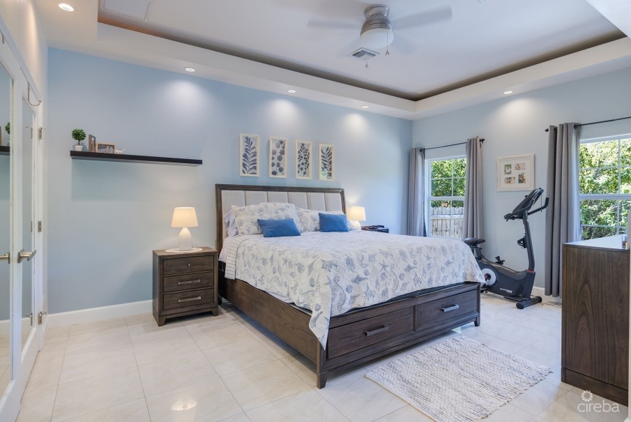 BEACH BAY 3 BEDROOM PLUS DEN - Image 7