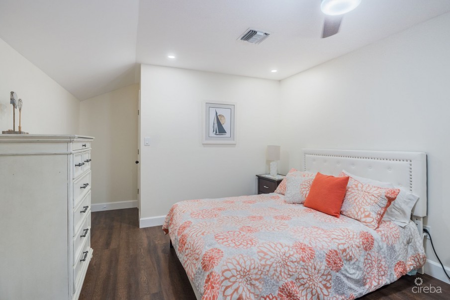 BEACH BAY 3 BEDROOM PLUS DEN - Image 14