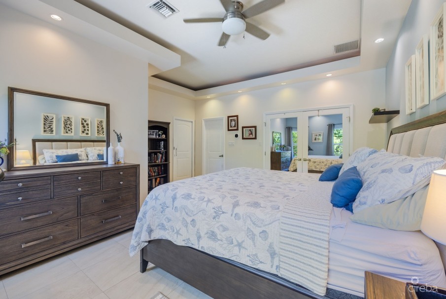 BEACH BAY 3 BEDROOM PLUS DEN - Image 8