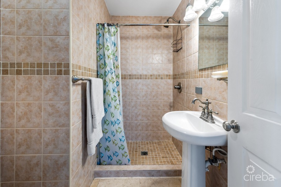 SOUTH SOUND BEACHFRONT DUPLEX - Image 17