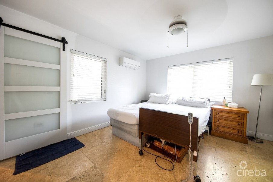 SOUTH SOUND BEACHFRONT DUPLEX - Image 9