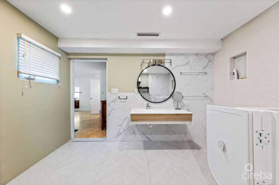 SOUTH SOUND BEACHFRONT DUPLEX - Image 12