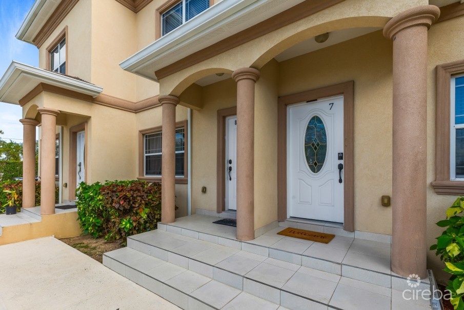 BEAUTIFULLY POLISHED 2BR CONDO - COLONIAL GRAND - Image 2