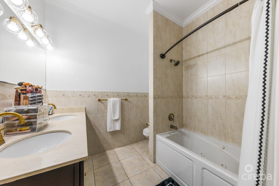 BEAUTIFULLY POLISHED 2BR CONDO - COLONIAL GRAND - Image 14