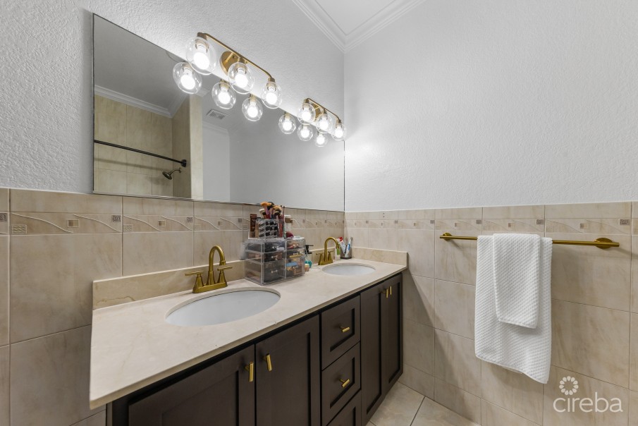 BEAUTIFULLY POLISHED 2BR CONDO - COLONIAL GRAND - Image 15