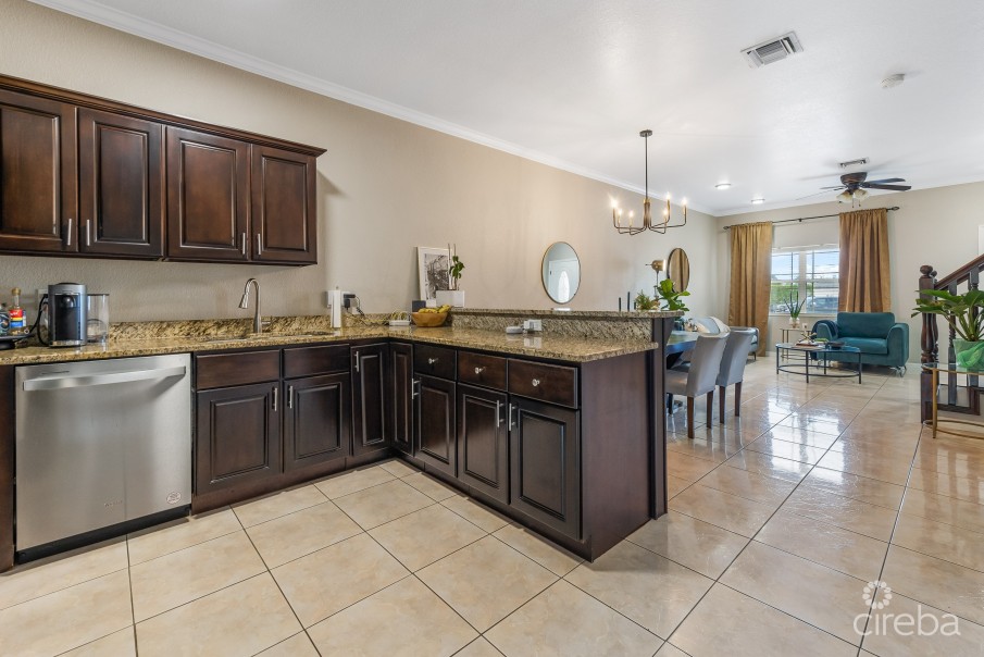 BEAUTIFULLY POLISHED 2BR CONDO - COLONIAL GRAND - Image 9