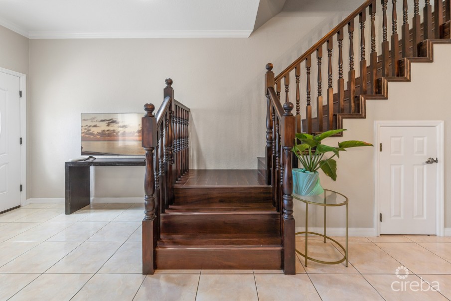 BEAUTIFULLY POLISHED 2BR CONDO - COLONIAL GRAND - Image 11