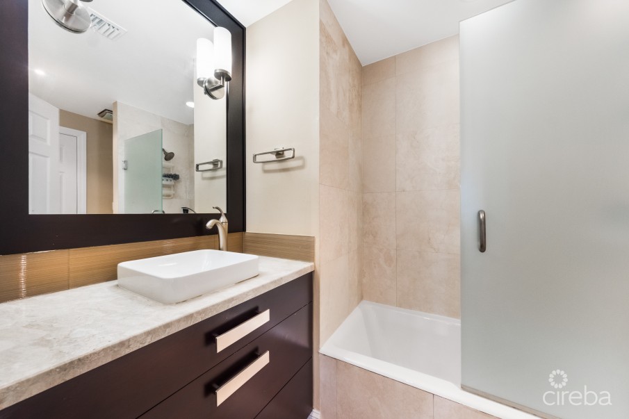 BRITANNIA KINGS COURT WITH TWO DOCK OPTIONS AVAILABLE - Image 12