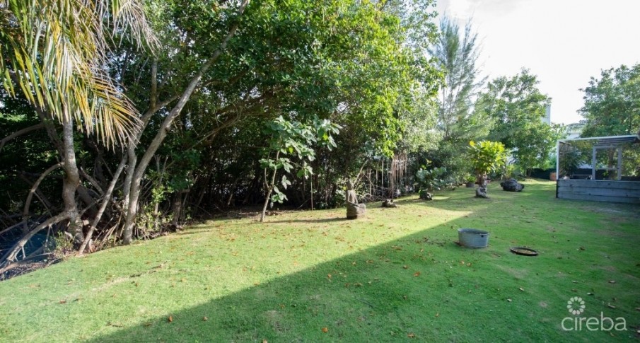 CANAL FRONT FAMILY HOME - WHIRLWIND DRIVE - Image 25