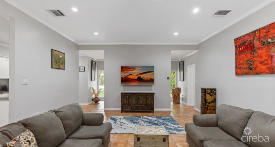 CANAL FRONT FAMILY HOME - WHIRLWIND DRIVE - Image 4