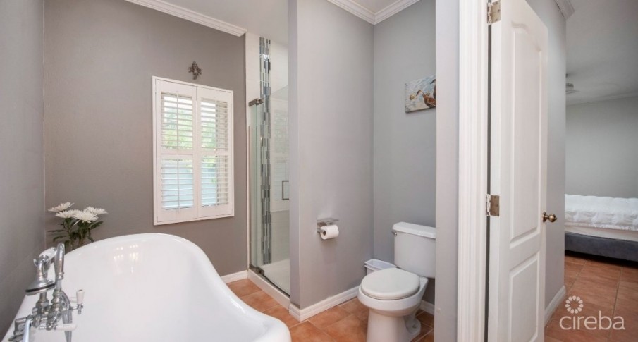 CANAL FRONT FAMILY HOME - WHIRLWIND DRIVE - Image 12