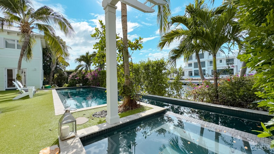 CASA BELLA – WATERFRONT RESIDENCE IN CRYSTAL HARBOUR - Image 3