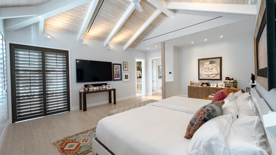 CASA BELLA – WATERFRONT RESIDENCE IN CRYSTAL HARBOUR - Image 17
