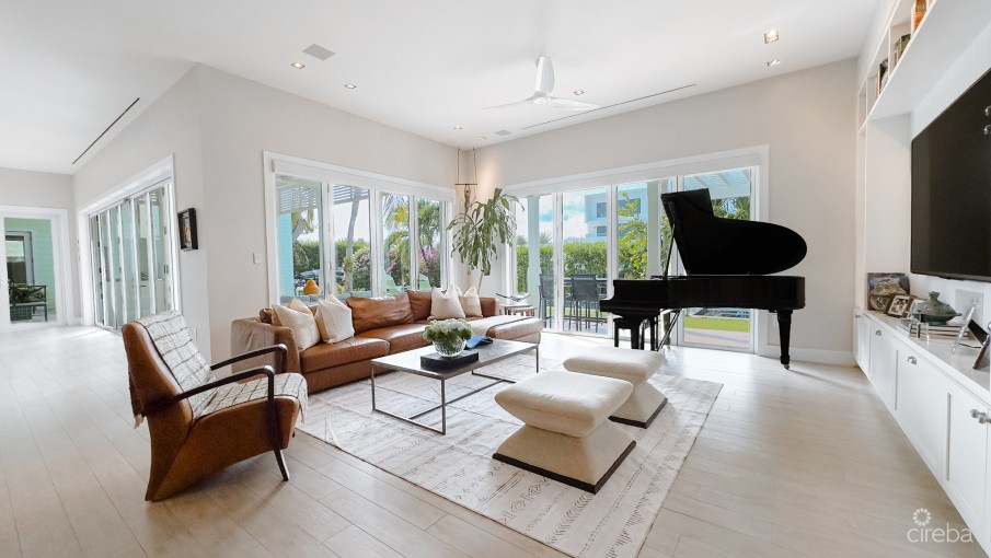 CASA BELLA – WATERFRONT RESIDENCE IN CRYSTAL HARBOUR - Image 9