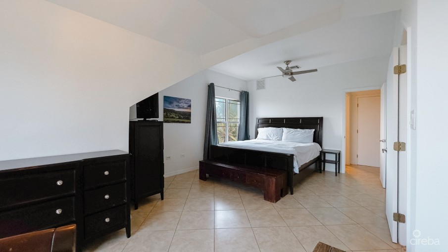COASTAL ESCAPE WATERFRONT TOWNHOUSE - Image 9